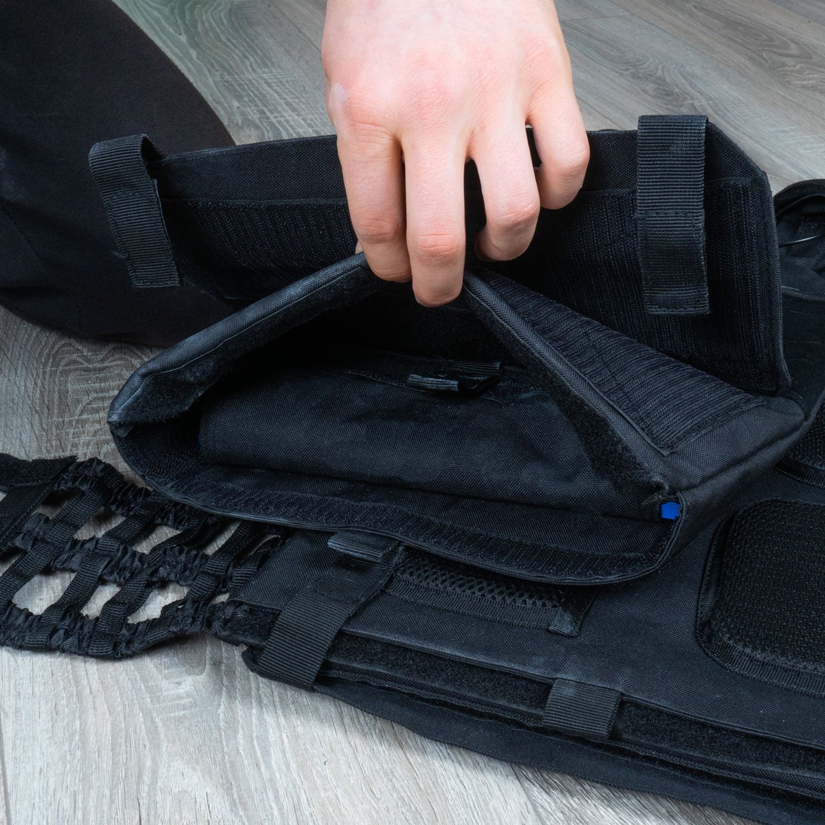 Gilet tattico appesantito con piastre nere Gilet tattico appesantito con piastre nere