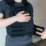 Gilet tattico appesantito con piastre nere regolabili Gilet tattico appesantito con piastre nere regolabili