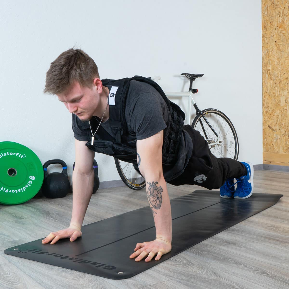 Gilet tattico ponderato nero con piastre nere Gilet tattico ponderato nero con piastre nere